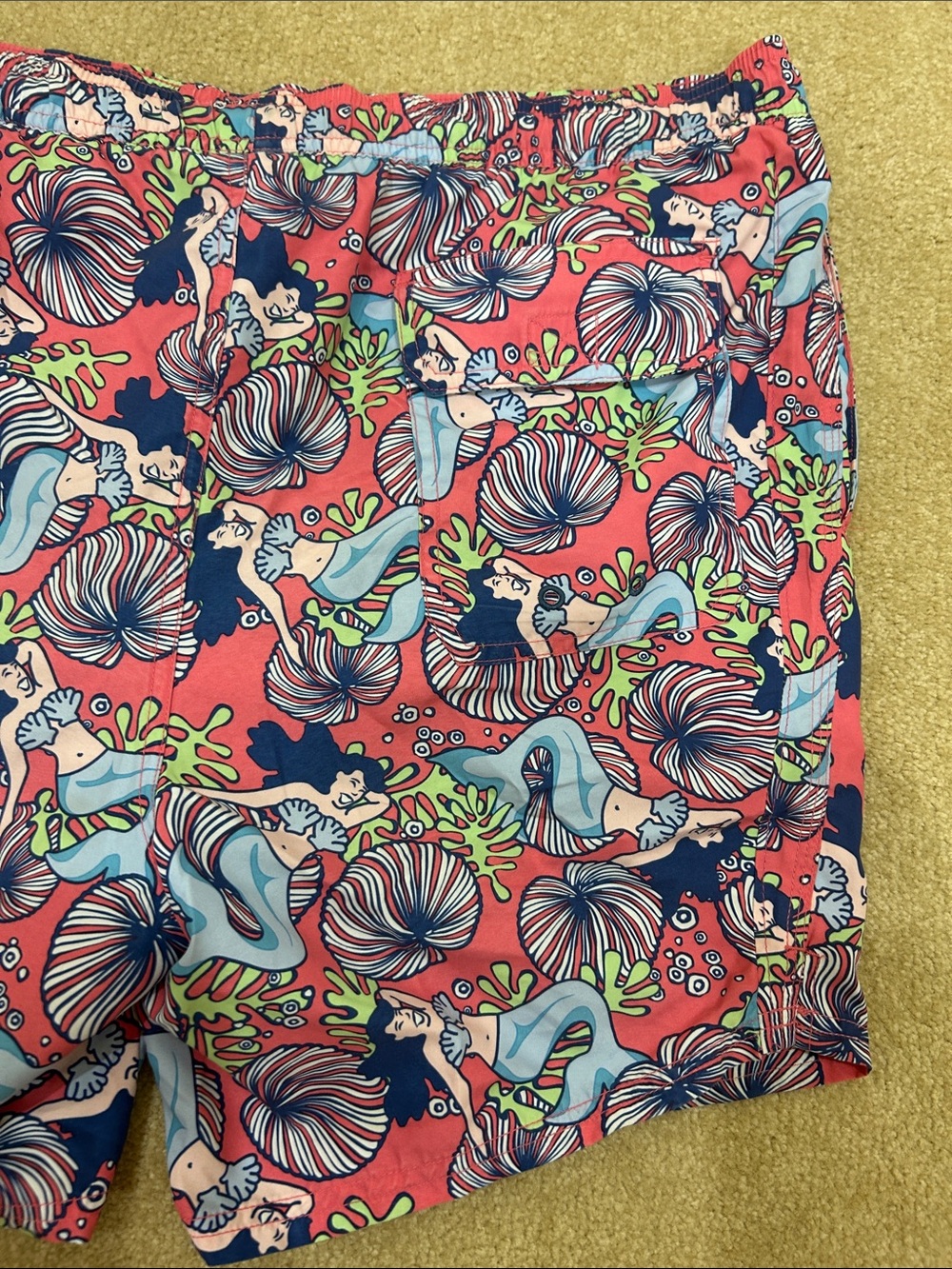 New Vineyard Vines Colorful Mermaid & Shell Print Swim Trunks and Pouch - Picture 11 of 15